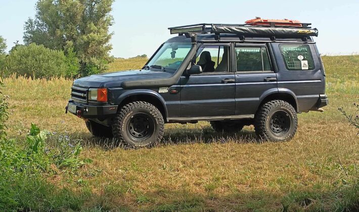 photo of a Land Rover Discovery 2 on a grassy hill