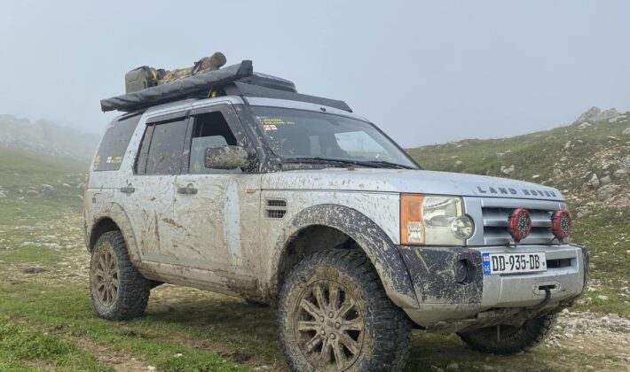 photo of a Land Rover LR3 on a dirty road