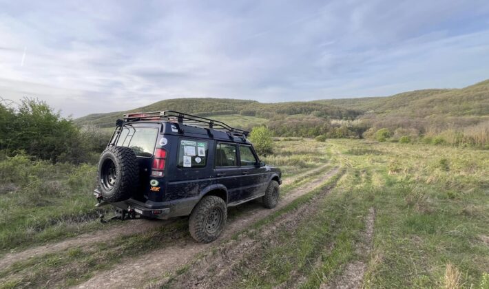 photo of a Land Rover Discovery 2 on a dirt road