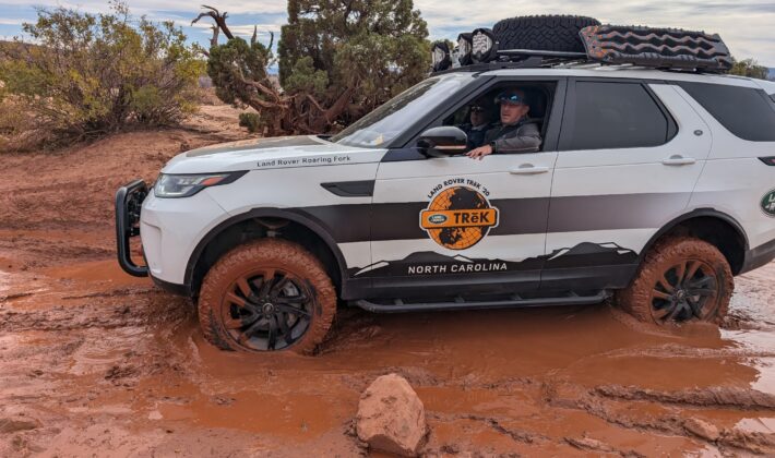 Land Rover Discovery 5 driving in mud
