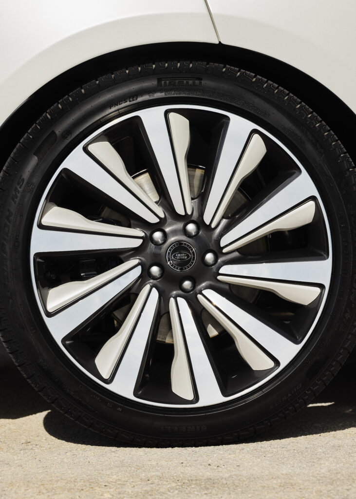 photo of a Range Rover Candeo SV wheel